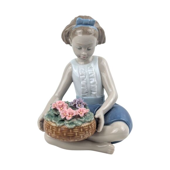 2010 Lladró "Basket of Love" Figurine: Annual Piece Girl with Flowers - Picture 6 of 7
